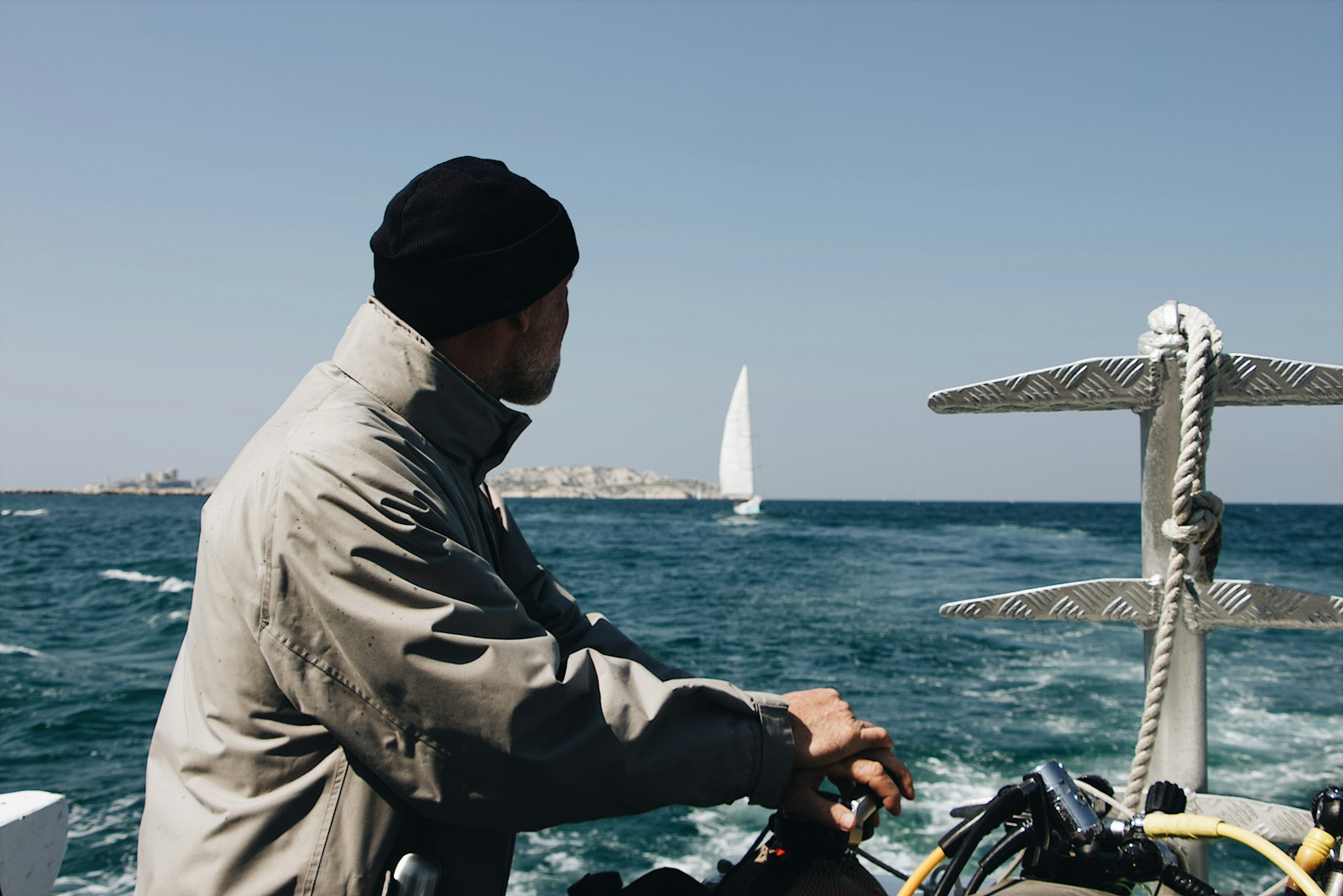Softshell czy hardshell – co lepiej chroni przed wiatrem?